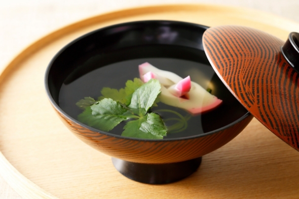 かまぼこと三つ葉のお吸い物