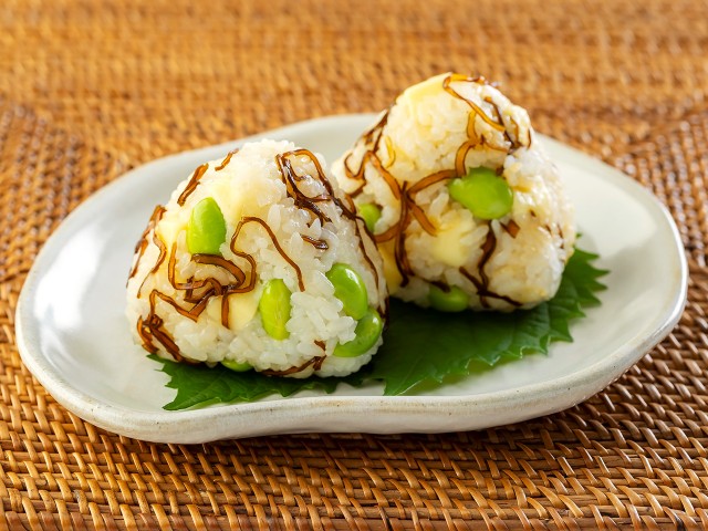 塩こんぶと枝豆のおにぎり｜カマダレシピ｜鎌田醤油（かまだしょうゆ