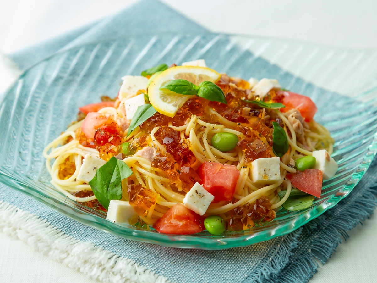 鮭節だし醤油のジュレのせパスタ